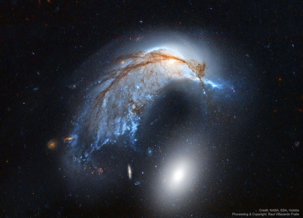 마음의 눈을 열지 않아도 돌고래가 보이는 듯! Image Credit: NASA, ESA, Hubble, HLA; Reprocessing & Copyright: Raul Villaverde