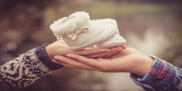 보기만 해도 귀여운 아기신발. 자궁이 없는 여성들도 출산 할 수 있는 방법이 있다네요. 출처: pixabay