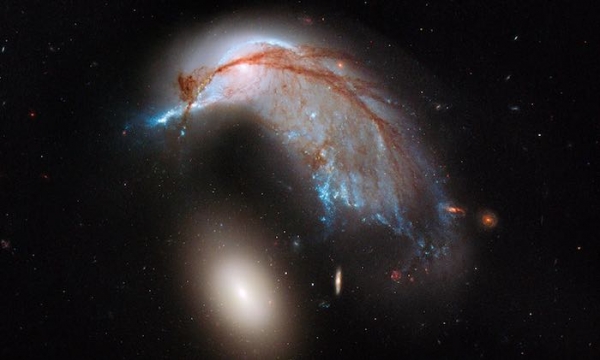 충돌 중인 은하 NGC 2936과 NGC 2937. Image Credit: NASA/ESA/Hubble Heritage Team