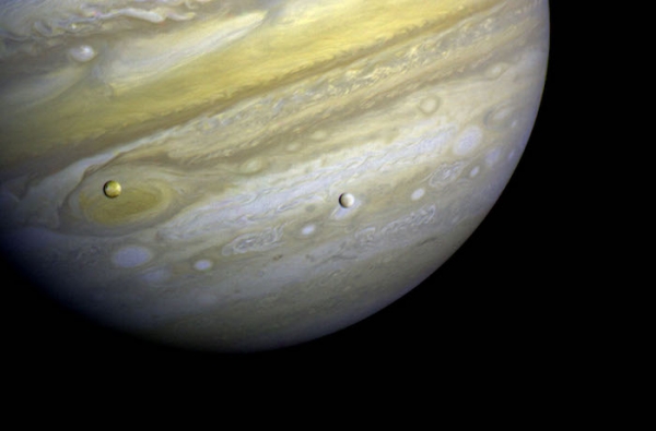 보이져 1호가 찍은 목성과 목성의 위성 이오 그리고 유로파. Credits: NASA/JPL