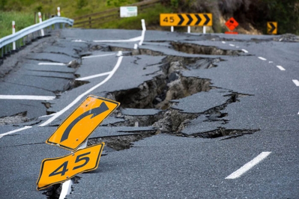 2011년 당시 지진으로 인해 파괴된 뉴질랜드 도로. 출처 : Marty Melvile/AFP