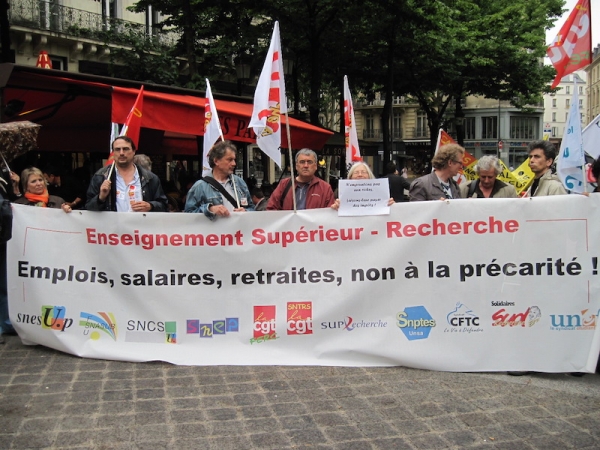 2010년 6월 10일  고등교육연구의 임금, 연금, 고용 관련해 길거리 시위에나선 사람들. 출처 : 국립과학연구노동조합 홈페이지