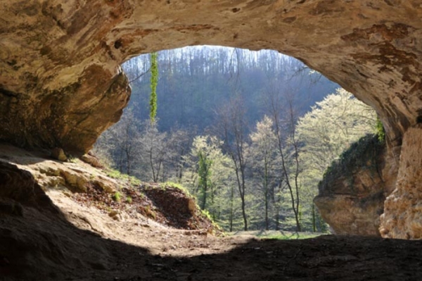 고대 인류가 살던 동굴의 입구. 생각보다 멋지다. 출처 : Johannes Krause/Max Plan Institute