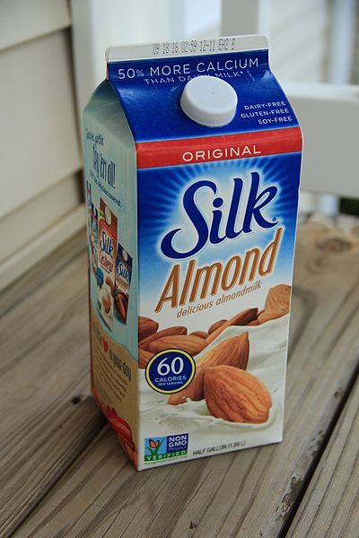 우유 대체품, 아몬드 우유입니다. 출처 : Wikimedia Commons