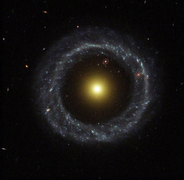너에게 마음을 전한다. 이 반지 은하로. Image Credit: NASA, R. Lucas (STScI/AURA)
