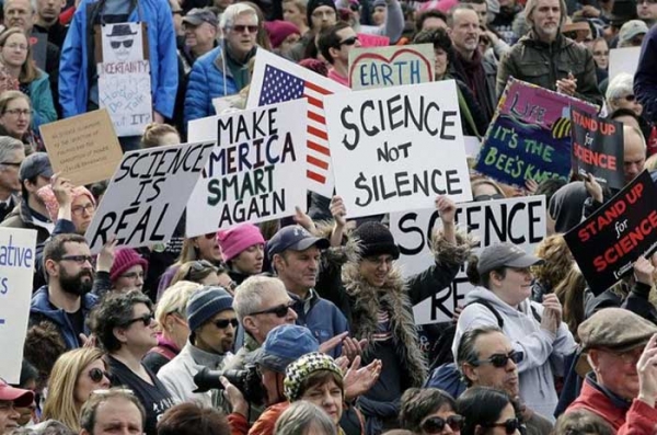 트럼프에 맞서기 위해 보스턴 거리로 나온 과학자들 Credit: Steven Senne/AP