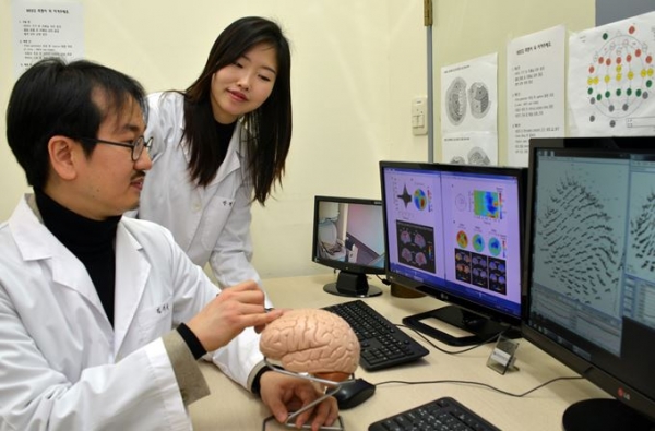 KRISS 김기웅 책임연구원(왼쪽) 연구진이 순수 온도자극에 대한 뇌자도 측정결과를 분석하는 모습. 출처: 한국표준과학연구원