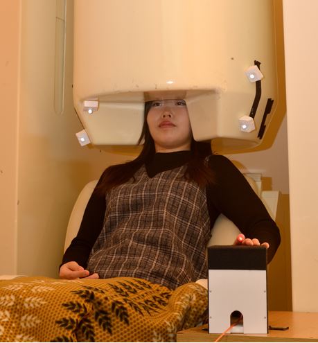 뇌자도 측정장치로 순수 온도자극에 대한 뇌의 반응을 측정하고 있다. 출처: 한국표준과학연구원