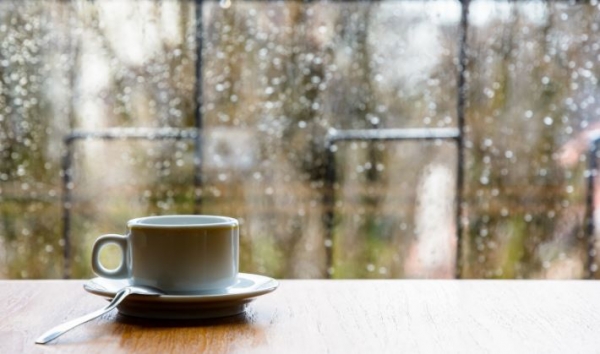 비오는 날엔 창 밖을 보며 커피 한 잔이 최고. 출처: fotolia