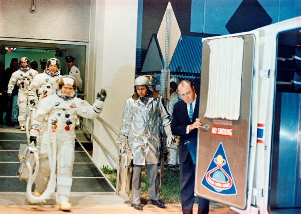 아폴로 8호에 승선하는 우주비행사들. 출처: NASA