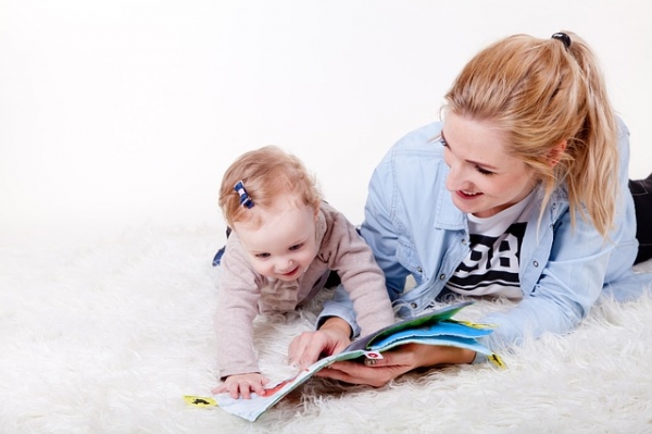 엄마가 읽어주는 동화책이 제일 재밌어요. 출처: pixabay