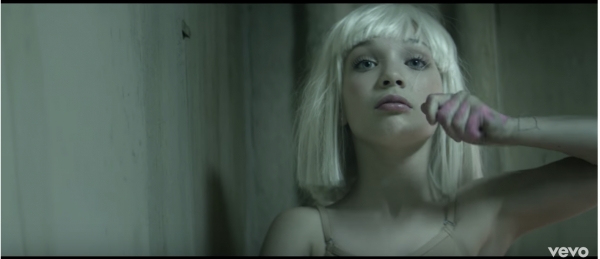 묘한 표정변화도 읽어낼 수 있을까요. 출처: Sia, chandelier뮤직비디오