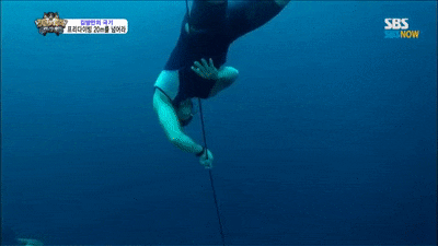 정글의 법칙에서 20m 프리다이빙에 도전한 김병만. 출처:youtube/SBSNOW