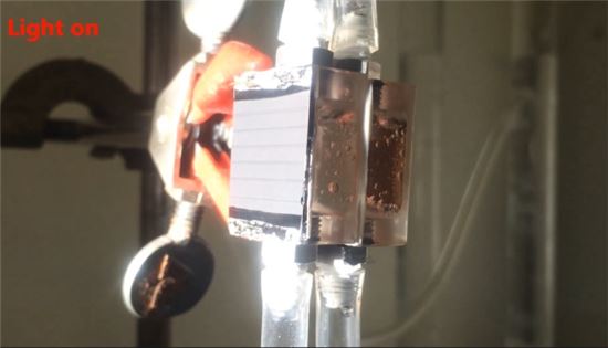 인공광합성 디바이스의 실제 모형. 출처: KIST
