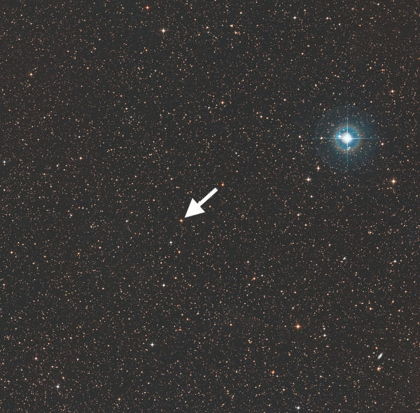 왜성 PDS 70(화살표로 표시)의 모습이 찍힌 넓은 하늘의 모습