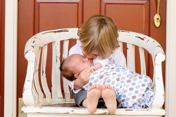귀여움 뿜뿜한 아기는 뇌의 보상반응을 일깨워 보살핌을 받습니다. 출처:pixabay