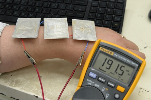 손목에 복합모듈 패치를 붙여 전압을 측정하는 모습 출처: ETRI