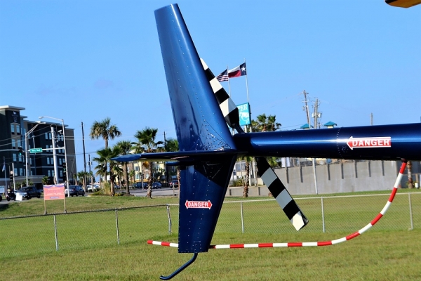 헬리콥터 꼬리에도 리어윙이 달려있다. 출처: pixabay