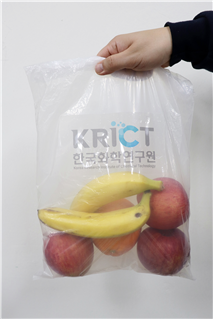 잘 찢어지지 않는 비닐봉투가 개발됐습니다. 출처:한국화학연구원