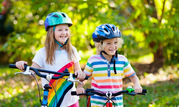자동차 운전자들은 자전거를 탄 사람이 헬멧을 쓰면 평균 8.5cm 더 가깝게 스쳐지나갔습니다. 출처:fotolia