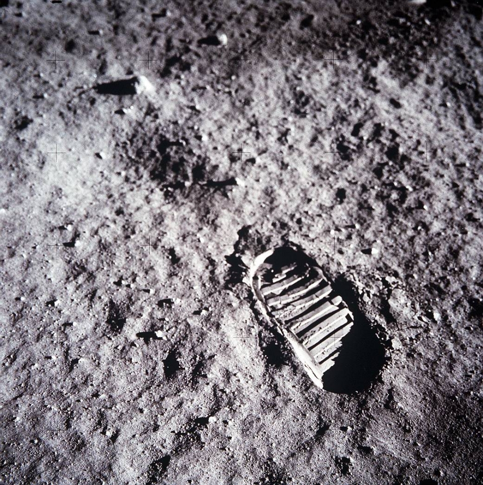 달 표면은 레골리스(regolith)라고 불리는 미세한 먼지로 덮여있습니다. 출처: NASA Content Administrator
