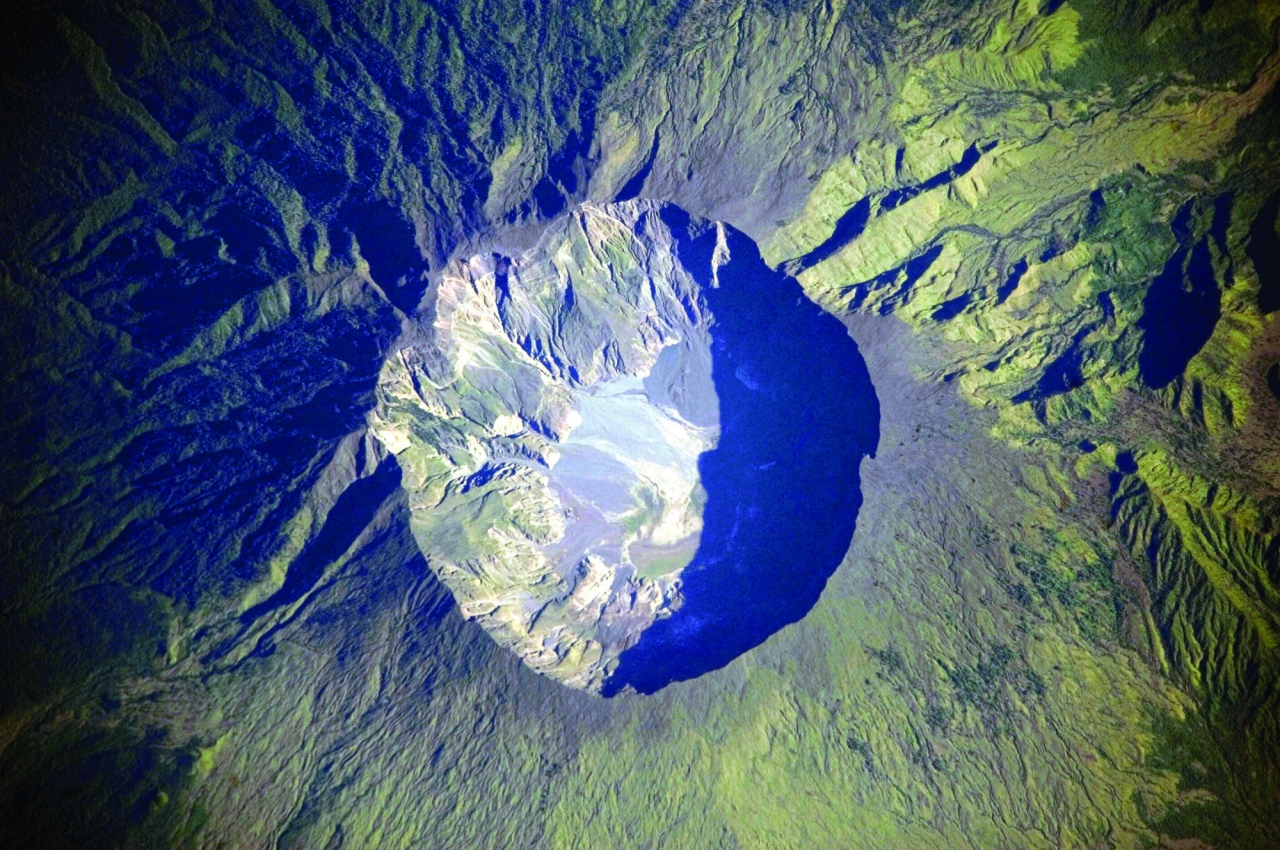 탐보라 화산은 해수면 기준으로 지름이 약 60km이고 상가르 반도를 이룬다.