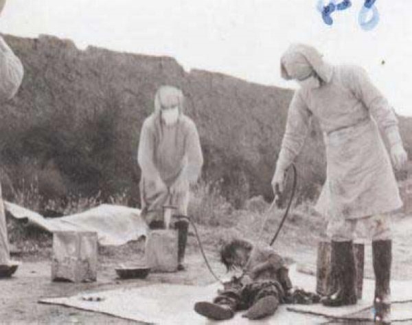 731부대의 실험에 희생되고 있는 피험자. 출처: Wikimedia Commons