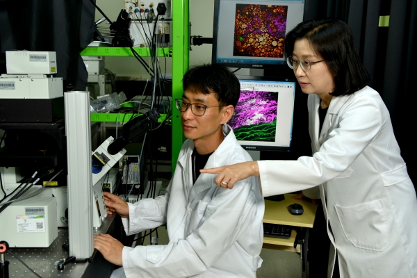 KRISS 나노바이오측정센터 김세화 책임연구원(오른쪽)팀이 비선형광학현미경으로 혈관을 관찰하고 있다. 출처: 한국표준과학연구원
