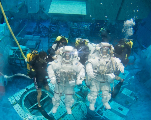 수중 무중력 훈련을 받고 있는 우주 비행사들. 출처: NASA/