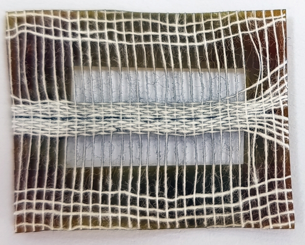 KIST-KAIST 공동연구진이 개발한 복합섬유를 일반 섬유에 직조한 모습. 출처:KIST