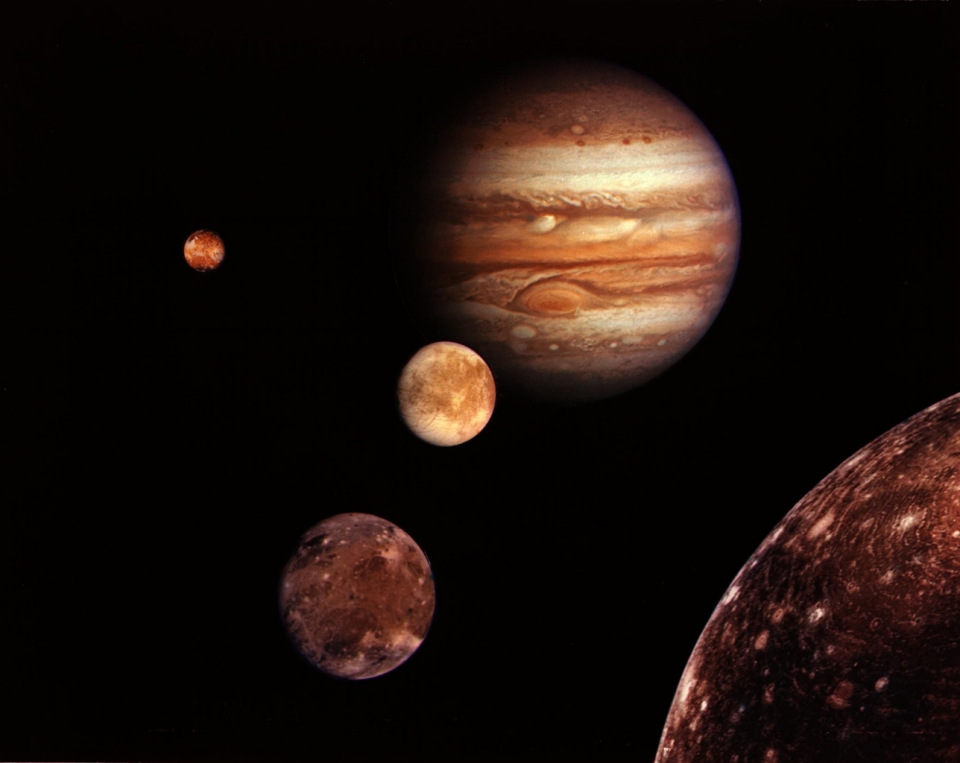 갈릴레오 위성(Galilean satellites). 위 사진에서 붉은색의 이오(Io)가 목성에 가장 가까운 곳에 있고 그 다음 가운데 유로파가 있다. 가니메데와 칼리스토는 오른쪽 아래 위치. 출처: NASA/JPL