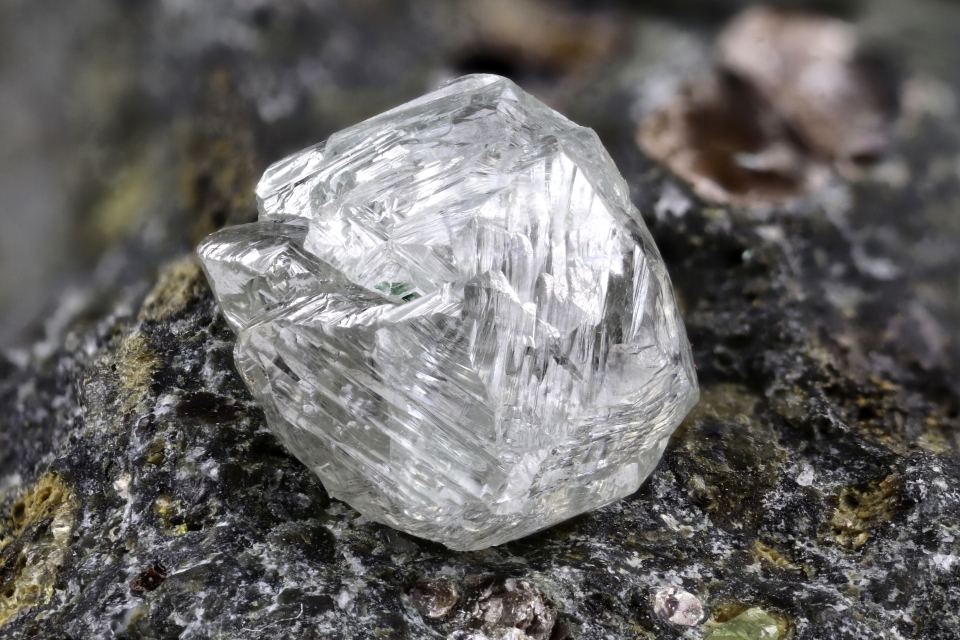 자연에서 발견한 다이아몬드 모습. 영롱하다~ 출처: AdobeStock