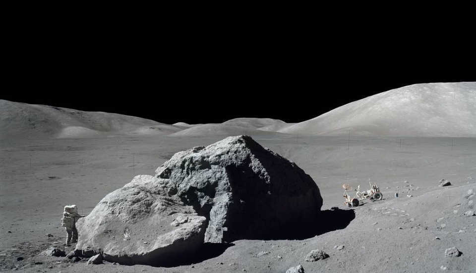 최초의 지질학자 출신 우주비행사 해리슨 슈미트가 달의 거대한 바위 옆에 있다. 출처: NASA/Eugene Cern