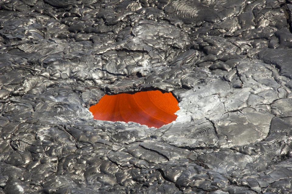 용암동굴이 뚫려 아래 용암이 보인다. 출처: US Geological Survey
