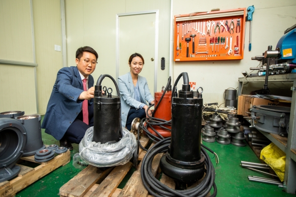 김진혁 박사(좌)와 차미영 황해전기 상무이사(우)가 개발된 단일채널 펌프를 바라보고 있다. 출처: 한국생산기술연구원