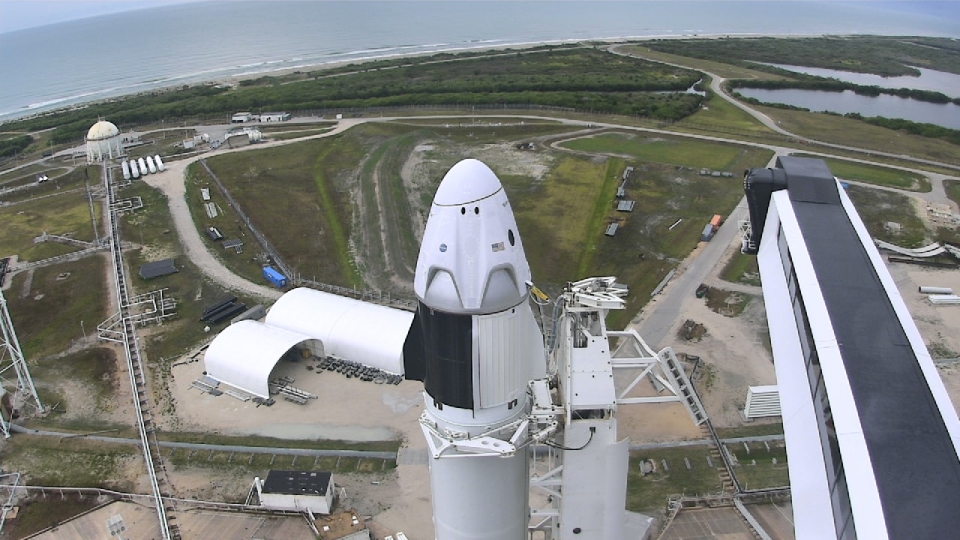 스페이스X의 펠콘 9와 크루 드래곤 우주선은 2020년 5월 27일 발사대 39A에 놓여있다. 출처: NASA TV