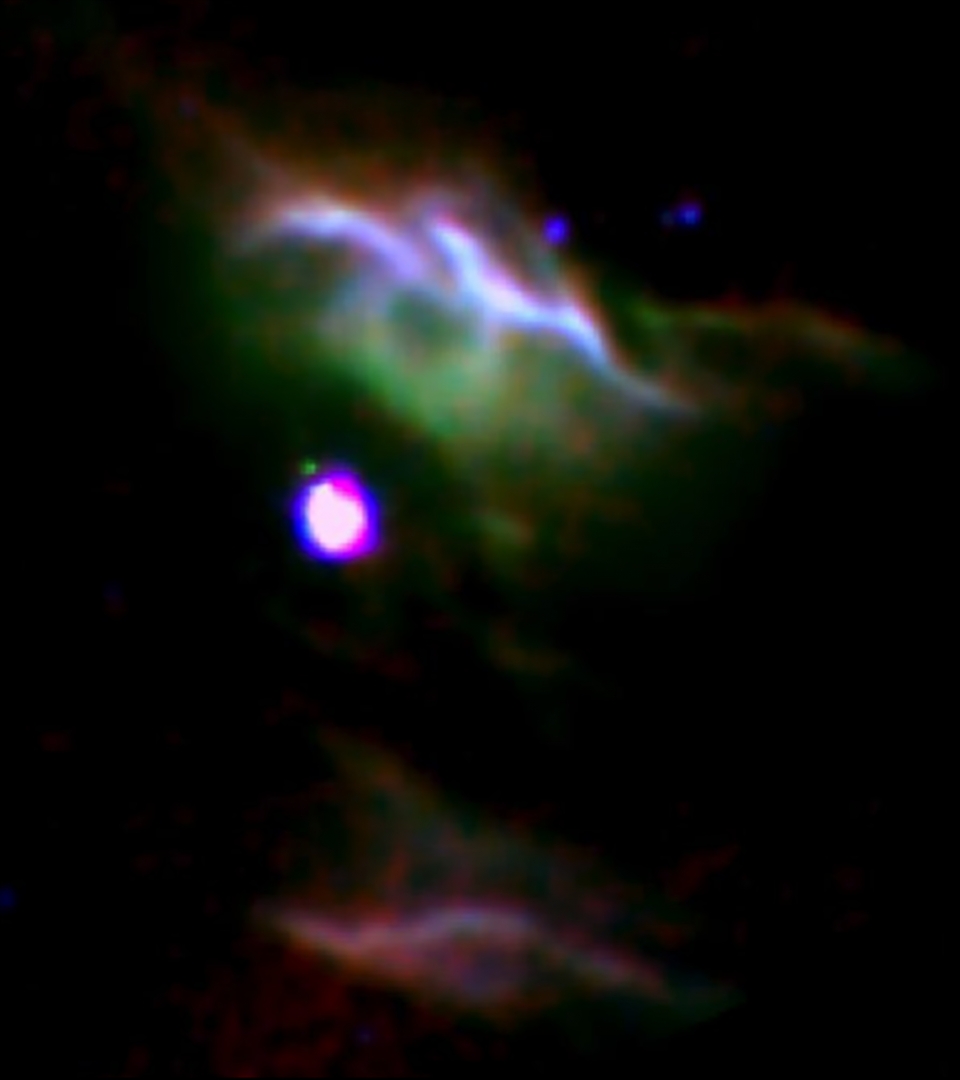 SOFIA로부터 (빨간색, 녹색)의 이미지를, 스피처 망원경에서(파란색)를 조합해 아이리스 성운(NGC 7023)의 이미지를 구현했다. 출처:  Credit: NASA/DLR/SOFIA/B. Croiset, Leiden Observatory, and O. Berné, CNRS; NASA/JPL-Caltech/Spitzer.