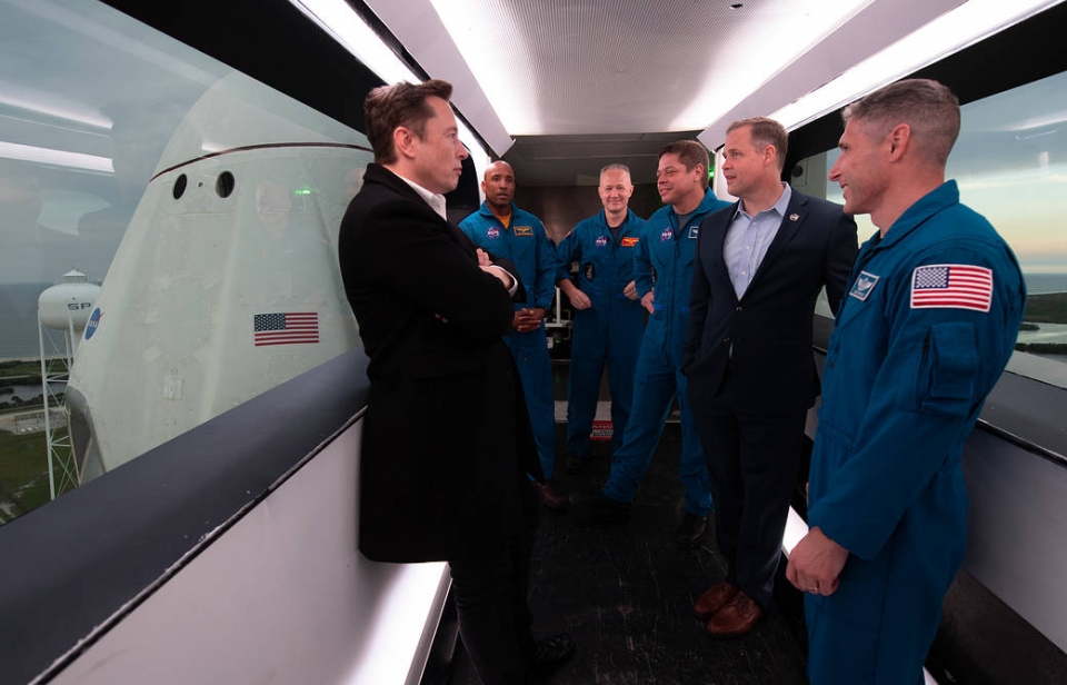 스페이스X의 CEO 엘론 머스크와 NASA의 우주비행사들. 출처:NASA/Joel Kowsky