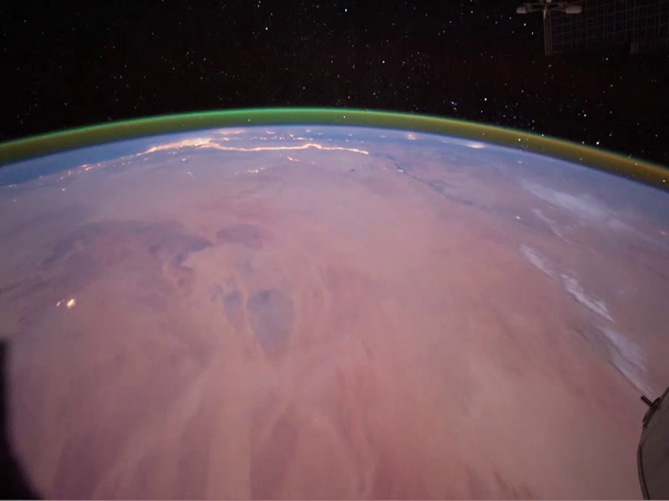 ISS에서 포착된 대기광(Airglow). 출처: NASA