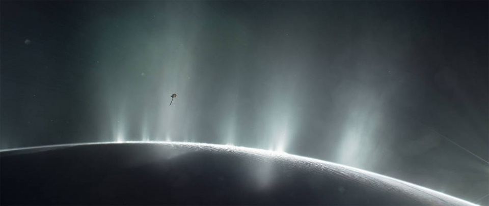 NASA의 카시 호가 엔셀라두스의 물기둥 사이로 비행하고 있다. 출처:NASA/JPL-Caltech