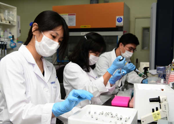 KRISS 연구팀이 코로나19 바이러스 유전자 표준물질을 제조하고 있다. 출처:KRISS
