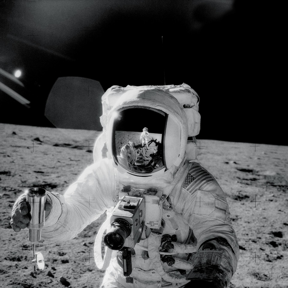 달에서 암석과 먼지 샘플을 채취하고 있다. 출처: NASA/JSC