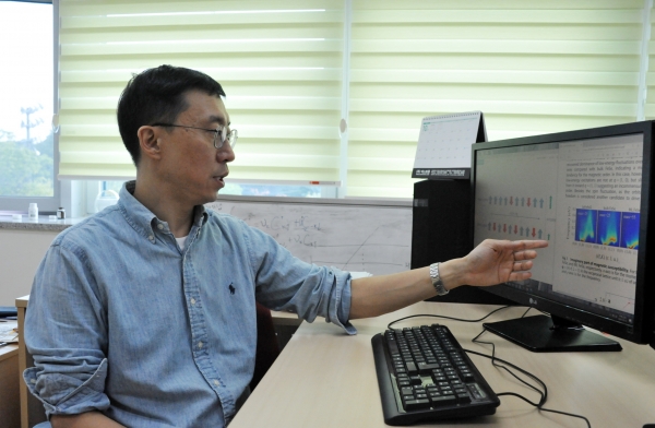 KRISS 첨단측정장비연구소 문창연 책임연구원이 실험 과정을 설명하고 있다. 출처: 한국표준과학연구원