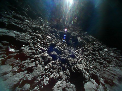 로버가 찍은 소행성 류구(Ryugu) 표면 사진. 출처: JAXA