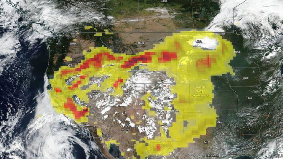 NOAA-NASA 인공위성은 2020년 8월 말 캘리포니아 화재와 미국 서부 전역의 산불로부터 나온 에어로졸을 미국 전역에 걸쳐 추적했다. 출처: NASA Earth Observing System Data and Information System.