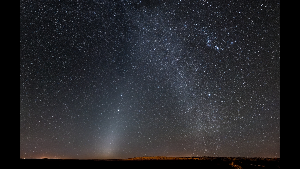 황도광(zodiacal light)이라 불리는 빛. 출처: STScl/Z. Levay