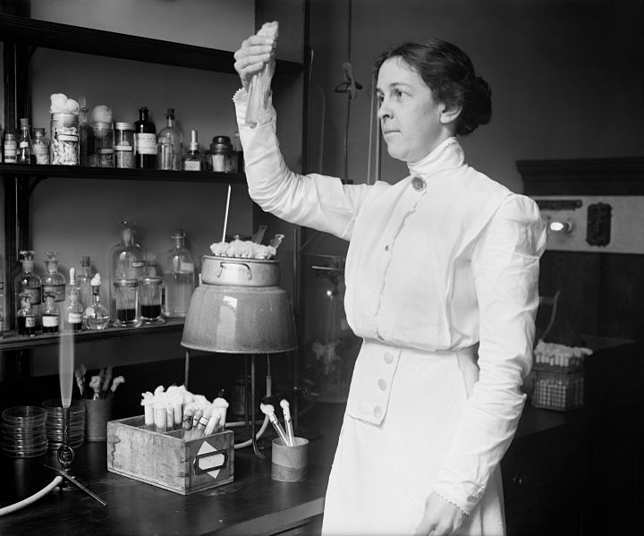 박사학위나 의학관련 학위 없이, 20세기 가장 중요한 의학적 발견을 한 앨리스 에번스. 출처: Wikimedia Commons