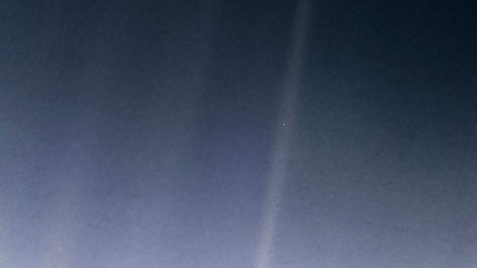 보이저1호가 촬영한 창백한 푸른 점 이미지를 NASA가 디지털 기술을 이용해 좀 더 선명하게 보정한 업그레이드 버전의 사진. 출처: NASA/JPL-Caltech
