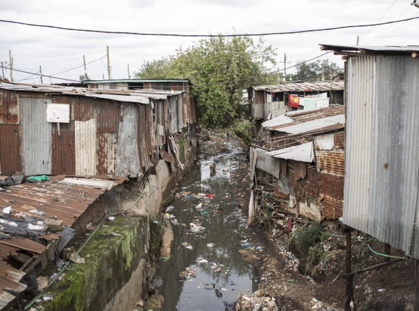 콜레라는 위생상태가 좋지 않은 곳에서 사람에게서 사람으로 빠르게 퍼져나갑니다. 출처: AdobeStock