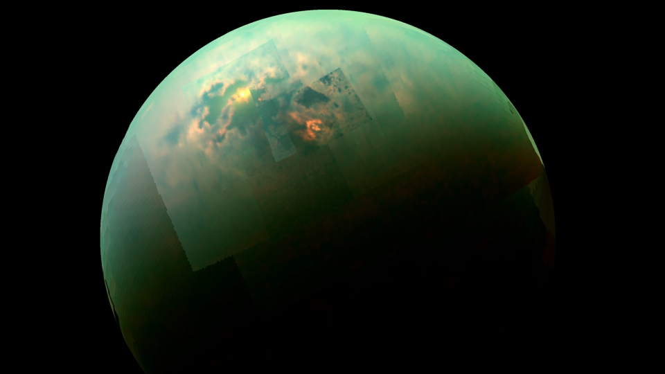 카시니호에서 본 근적외선(near-infrared)으로 본 모습. 타이탄의 북극 해양이 반짝거린다. 출처: NASA/JPL-Caltech/Univ. Arizona/Univ. Idaho